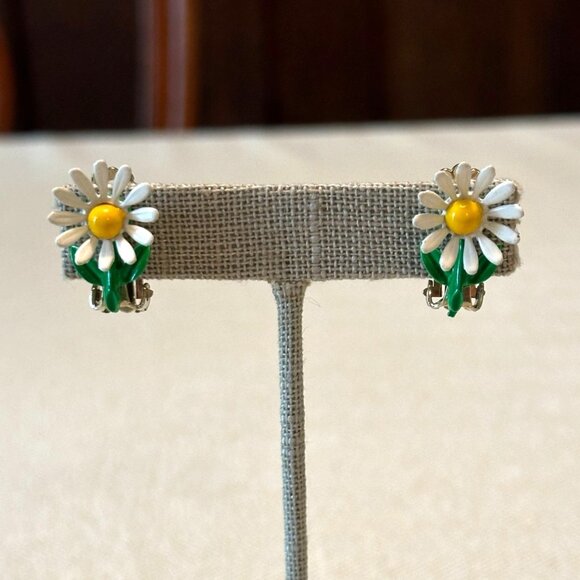 Vintage Daisy Clip-On Earrings Retro Floral Design Yellow & White Enamel Metal - Picture 8 of 11